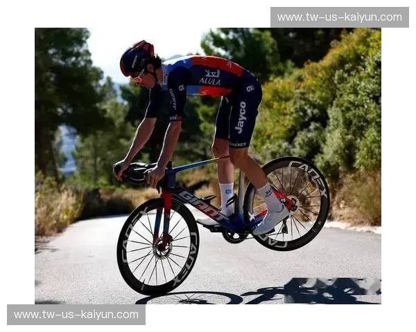 自行车赛季观察：极速竞赛中的挑战与荣耀