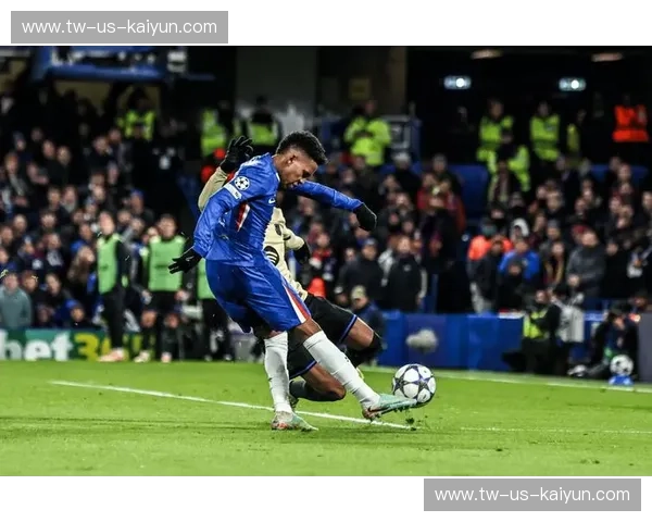 蓝军与红魔的欧冠史诗：当斯坦福桥燃起安菲尔德的战火